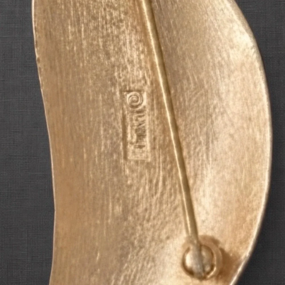 Vintage Trifari Gold Tone Leaf Ribbon Brooch Signed Brushed Finish Pin